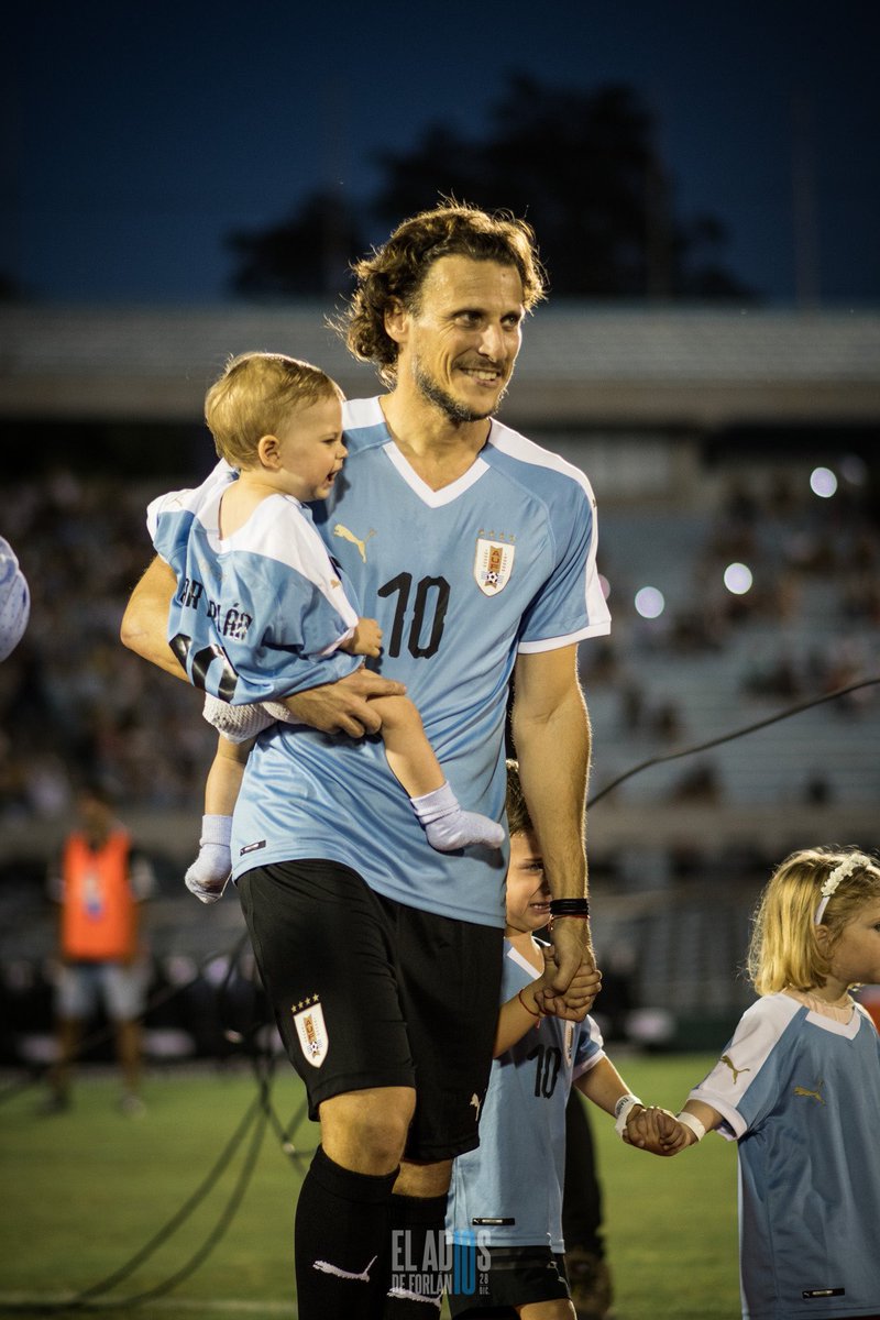 ElAdiosDeForlan's tweet photo. 📸Era su última salida del túnel, tenía que ser única e inolvidable.

Además, ambos planteles merecían la alfombra roja...

Álbum completo: https://t.co/ahaRrztnto

👋🏼🔟 https://t.co/5MgGgvrHv3
