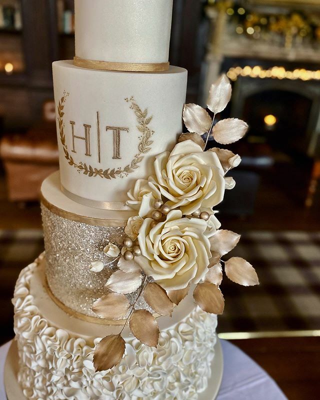 JipsCakes's tweet photo. Close up of the hand-painted H|T monograms and sugar flowers decorations for Hollie and Tom wedding cake  @gosfieldhallweddingvenue https://t.co/pX6QdHd2vm https://t.co/Nxoi6Igddr