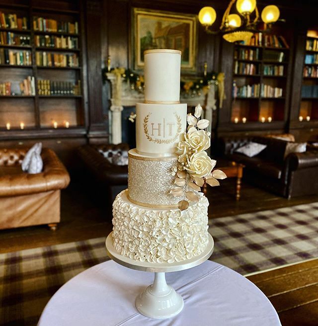 JipsCakes's tweet photo. Our last wedding cake of 2019! Many congratulations to Hollie and Tom on their wedding! Wishing you both a long and happy life together! Set up in a beautiful and elegant library @gosfieldhallweddingvenue Always a stunning place! https://t.co/Z8JXlkmH01 https://t.co/zpd8JdPrm9
