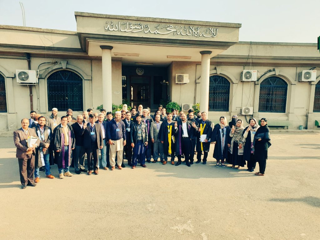 Ahmad_QAU's tweet photo. "What is honored in a culture gets cultivated there."

Thanks adhoc setup, for honoring the teachers by sending them in courts. 
ہم پرورش لوح و قلم کرتے رہیں گے 
جو دل پہ گزرتی ہے رقم کرتے رہیں گے 

#saveCOMSATS https://t.co/zg28cm6QWS