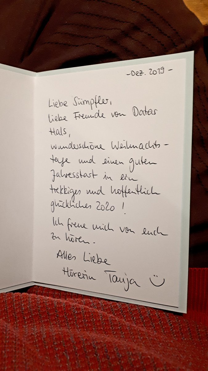 Coming home from Xmas, und siehe da: Post!
Wunderschön haptische, selbstgebastelte, total analoge Weihnachts(baum)-Post von unserer Hörerin Tanja. 
😍😍😍, Tanja, Dir auch (&amp; allen unseren Hörern!) einen guten Rutsch!
gez. @DataHals @sumpfpodcast @roettcast
@Schorftroll