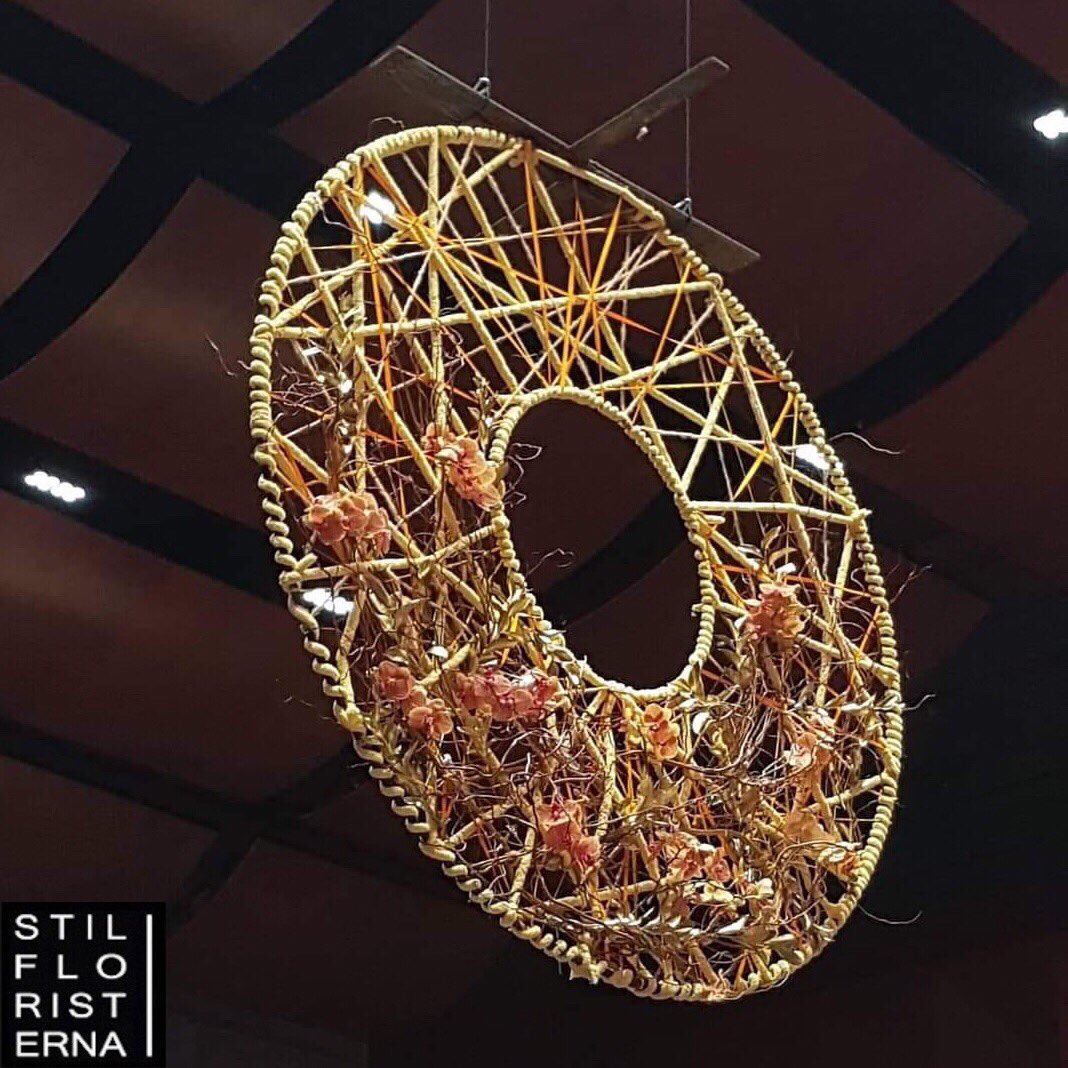 Årets coola scendekoration till Linköpings symfoniorkesters nyårskonsert på Konsert &amp; kongress i Linköping - även i år gör vi en hängande dekoration men denna gång i rund form :-) #stilfloristerna #linköping