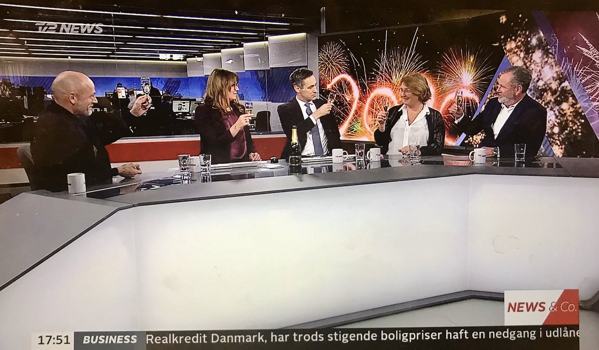 kbhprof's tweet photo. Nytårsudgave af News og Co - med rektor @SthePol fra @kbhprof 👍 Lad 2020’erne blive undervisningens og dermed pædagogikkens årti 🤞🤞 #dkpol #uddpol #GodtNytaar #kbhprof #phudd https://t.co/fVtezD1o8k https://t.co/PPtLxUM1M9