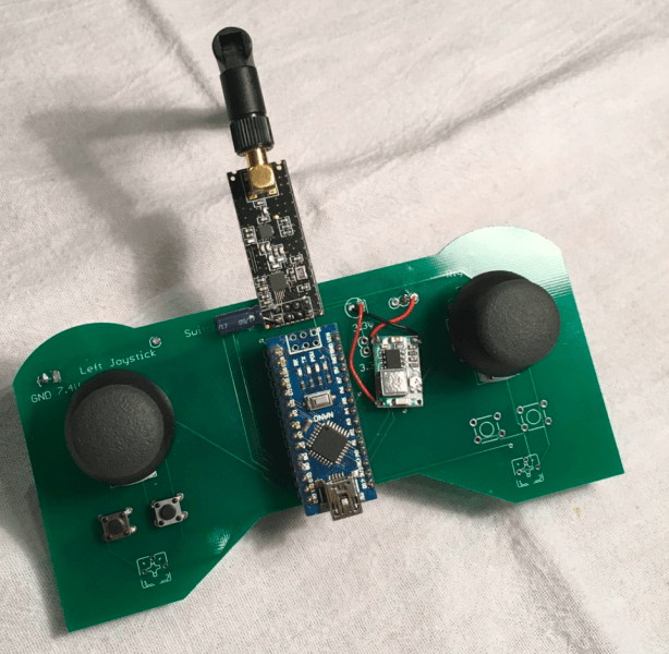 programarfacilc's tweet photo. Cuando controlas algo como un automóvil RC o un vehículo remoto, una solución inalámbrica es ideal. Este Joystick es un gran ejemplo, Utiliza un transmisor nrf24l01 para enviar señales. Codigo fuente disponible para que lo puedas modificar. https://t.co/LKUOJBiwAf #DIY #Maker https://t.co/2vwXWNbehd