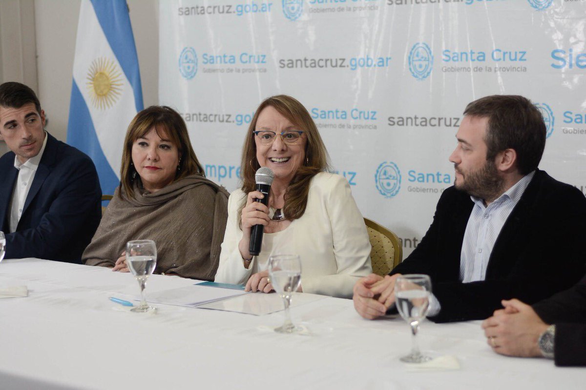 aliciakirchner's tweet photo. TENEMOS ENERGÍA PARA CRECER
Hoy firmamos 15 convenios entre el @_iesc_, @educacionscruz, las empresas YPF, CGC y PAE y lxs pasantes p promover pasantías en la industria petrolera. Siento orgullo como Gobernadora desde que empezamos a trabajar esta línea de pasantías y becas. https://t.co/iUCQD1nZA4