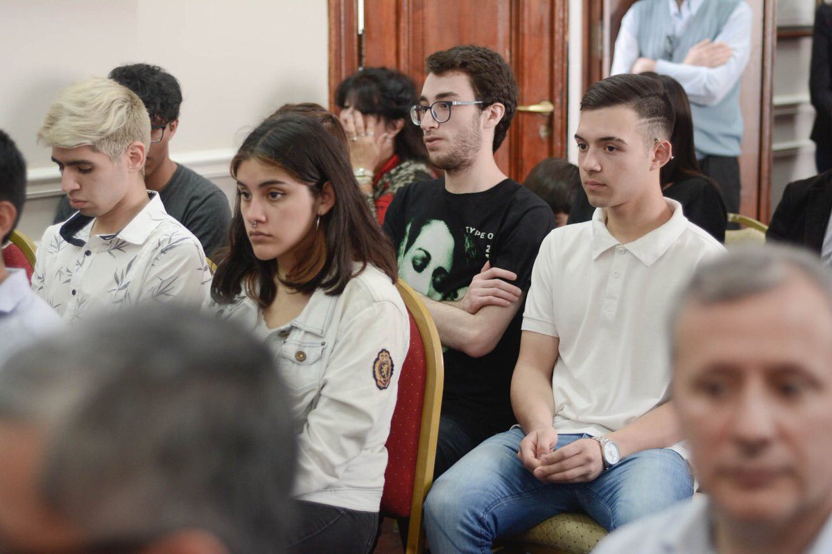aliciakirchner's tweet photo. TENEMOS ENERGÍA PARA CRECER
Hoy firmamos 15 convenios entre el @_iesc_, @educacionscruz, las empresas YPF, CGC y PAE y lxs pasantes p promover pasantías en la industria petrolera. Siento orgullo como Gobernadora desde que empezamos a trabajar esta línea de pasantías y becas. https://t.co/iUCQD1nZA4