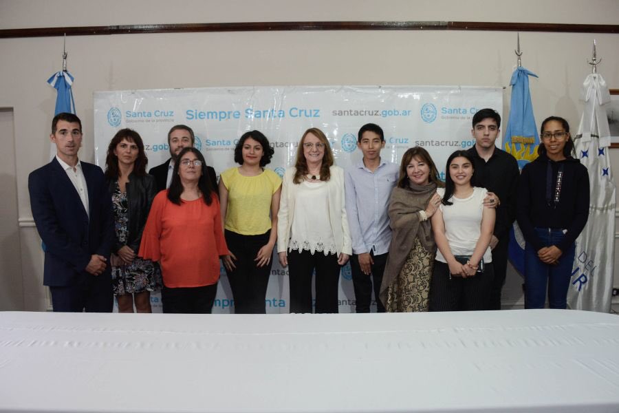aliciakirchner's tweet photo. TENEMOS ENERGÍA PARA CRECER
Hoy firmamos 15 convenios entre el @_iesc_, @educacionscruz, las empresas YPF, CGC y PAE y lxs pasantes p promover pasantías en la industria petrolera. Siento orgullo como Gobernadora desde que empezamos a trabajar esta línea de pasantías y becas. https://t.co/iUCQD1nZA4