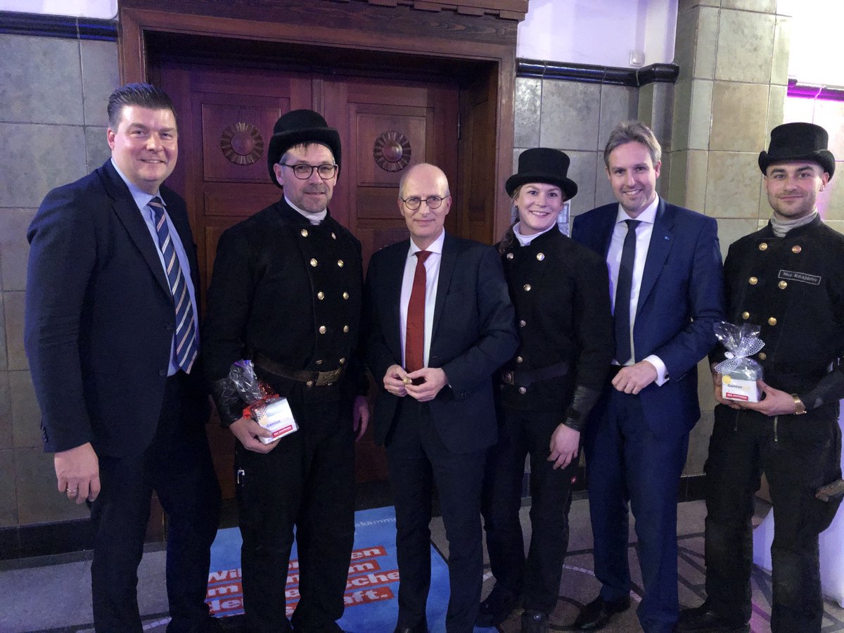 ADressel's tweet photo. Schlussversammlung ⁦@HWK_Hamburg⁩: Start m. Europahymne 🇪🇺, Auszeichnung f. Präsident a.D. Katzer d. Präsident ⁦@HjalmarStemmann⁩ &amp; Finale m. Glückwünschen für 2020🍀 von den Schornsteinfegern - können wir gut gebrauchen 😉! ⁦@TschenPe⁩ ⁦@AndreMuecke⁩ https://t.co/xRlKmi4zMM