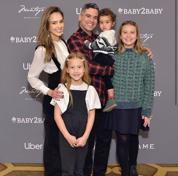 JessicaAlbaFR's tweet photo. #INSTAGRAM | Jessica Alba a posté ces deux clichés d’elle et sa famille lors de la soirée de Noël organisée par Baby2Baby (16.12.19) https://t.co/VZuByodbE2