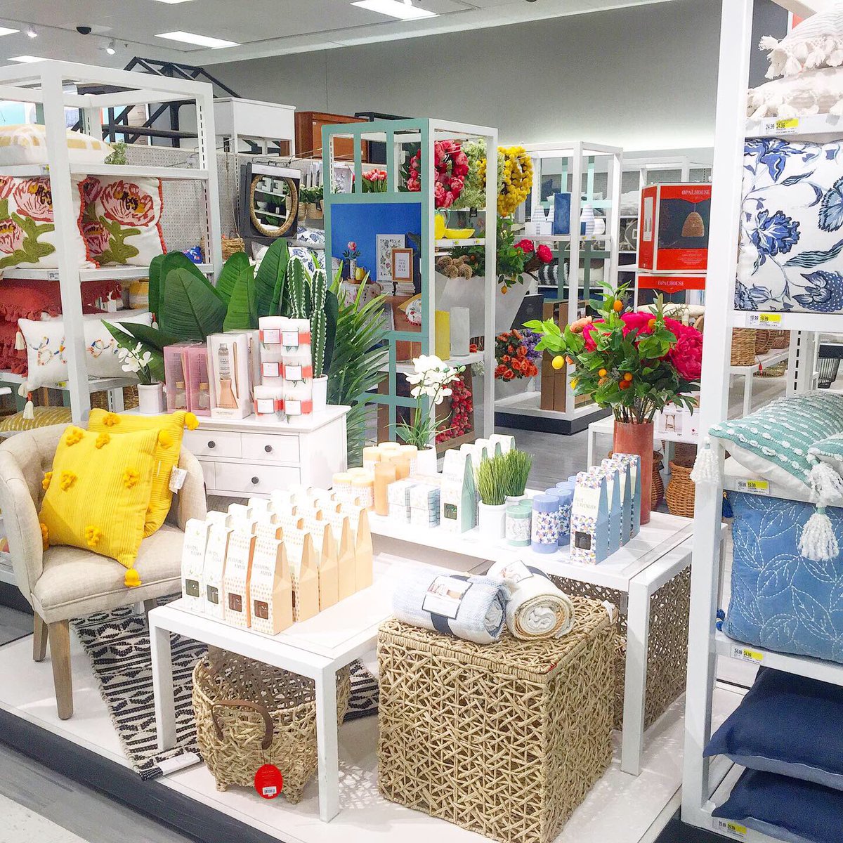 TargetVM_Philly's tweet image. S.P.R.I.N.G has sprung 🌼🌸🌷🌺🌻 #southphillytarget #wearetarget #philadelphia #spring #floraldesign #teamtarget #targetstyle #homedecor