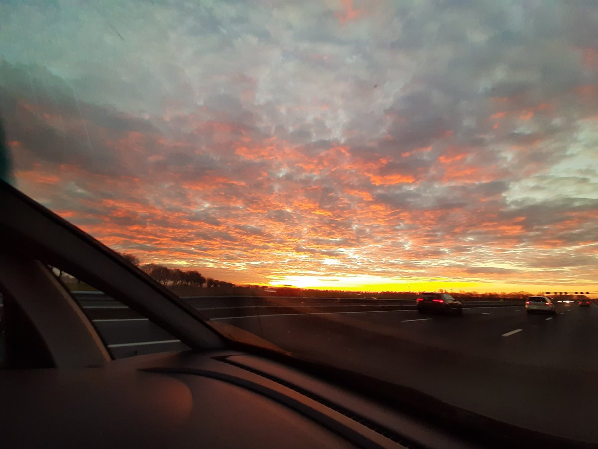 Didi200's tweet photo. @NoodweerBenelux Ook onderweg... wat een mooie lucht https://t.co/bGC9AKShjA