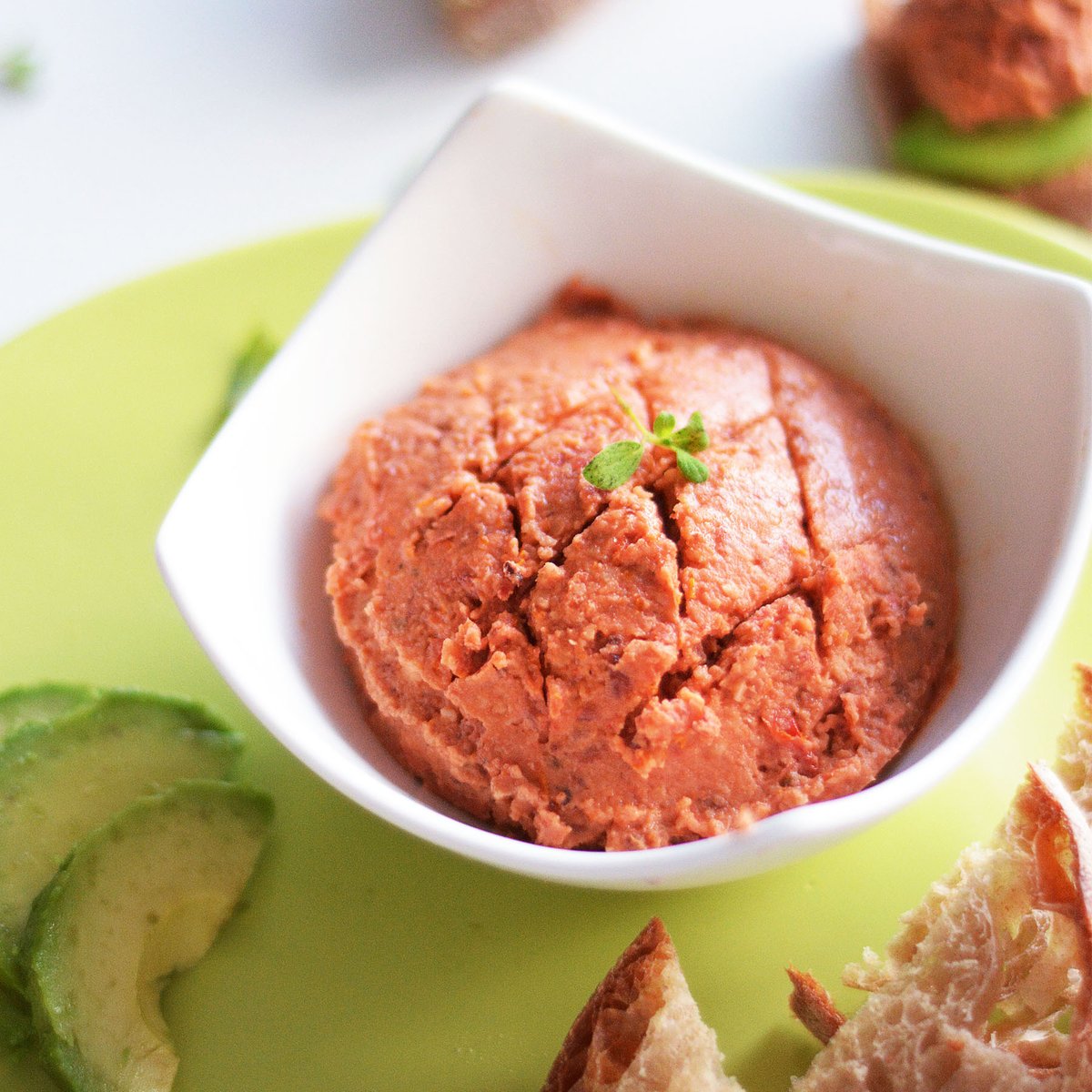 This amazing #Vegan “Steak” Tartare packs all the flavor of a traditional meat-based #tartare but has no meat or animal products in it and is 100% #plantbased! Ideal for a quick snack, as a sandwich filling or to serve at parties…YUM! 😋👌#recipe 👉bit.ly/2QAzZrd 
#food
