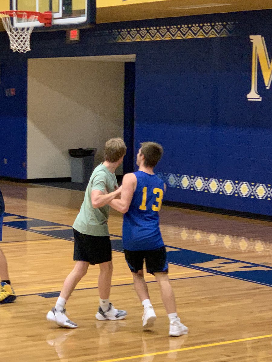 Slm6's tweet photo. Always love watching my two on the court!  #alumnigame #onceamohawkalwaysamohawk https://t.co/y0MmXOSCwt