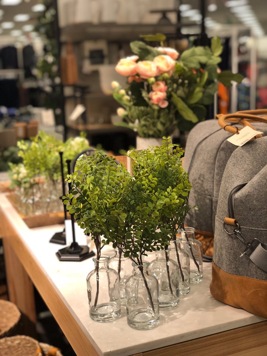 TargetVM_Philly's tweet image. Enjoy the little things 🍃🌼🌱🌿 loving Hearth &amp;amp; Hand’s spring Line this year. Beautiful stems, lovely candles and cozy throw blankets and pillows @magnolia 💕 always makes you feel at home. #magnoliahome #hearthandhandwithmagnolia #targetstyle #magnoliatable @joannagaines