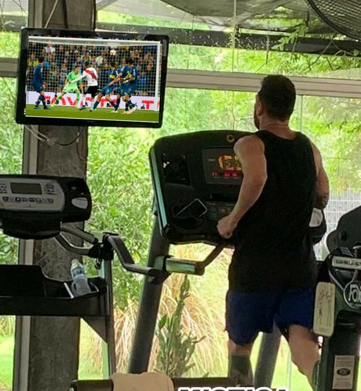 PEDROCARP_23's tweet photo. .
Messi viendo el mejor gol de la historia... https://t.co/2JbRXfclG2