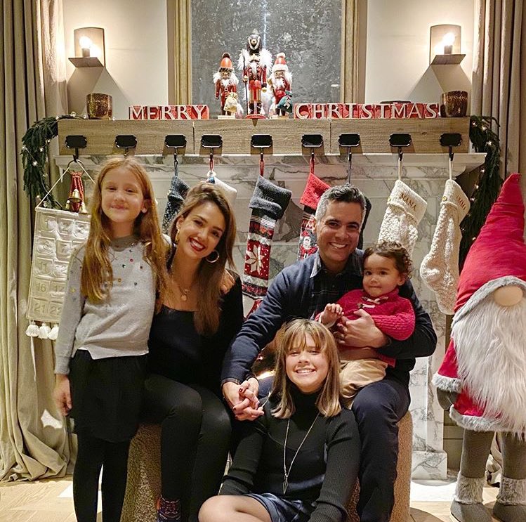 JessicaAlbaFR's tweet photo. #INSTAGRAM | Quelques photos postées par Jessica Alba sur son compte personnel d’elle et sa famille célébrant les fêtes de fin d’années https://t.co/LXDGqZ5iTD