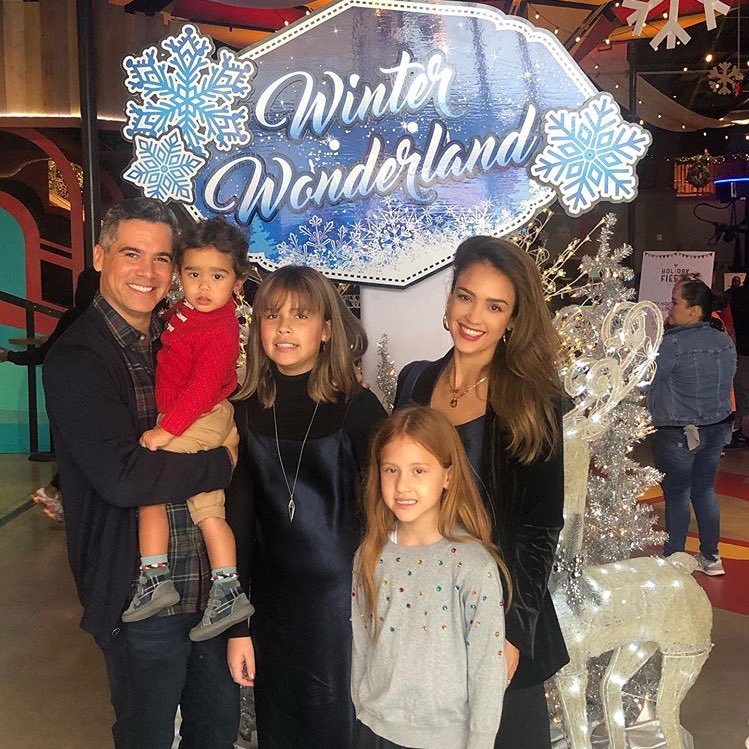 JessicaAlbaFR's tweet photo. #INSTAGRAM | Quelques photos postées par Jessica Alba sur son compte personnel d’elle et sa famille célébrant les fêtes de fin d’années https://t.co/LXDGqZ5iTD