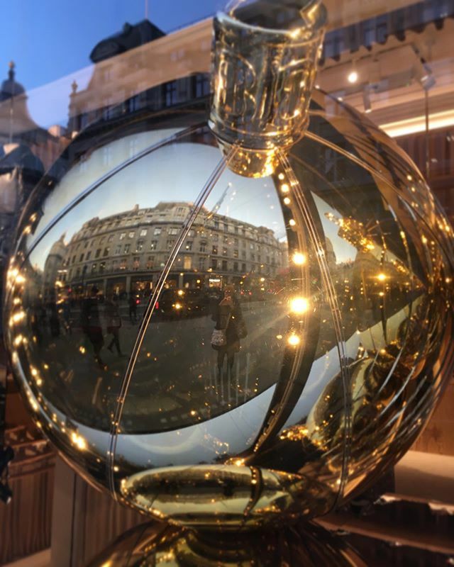 soshanau's tweet photo. Giant golden baubles, Burberryβs Christmas window display, Regentβs Street #lovelondon #burberryflagshipstore #burberry #giantbaubles #baubles #windowdisplay #christmaswindows #christmaswindowdisplay #reflectionselfie #reflection #regentstreet #london https://t.co/2eOSBOk4fX https://t.co/u8noMPzXlX