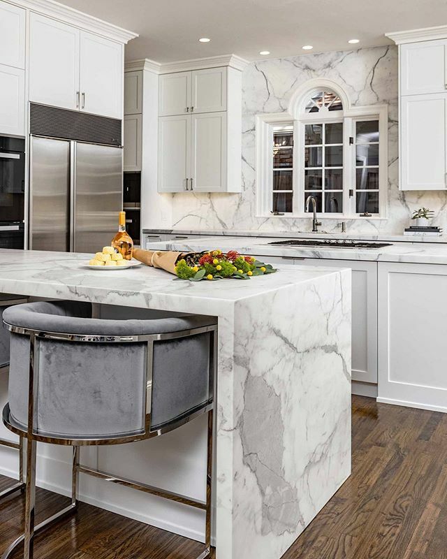 ariastonegall's tweet photo. The natural balance and sharp contrast of @ariastonegallery’s Calacatta Bettogli marble is presented flawlessly in this modern Dallas estate. From the clad kitchen walls to the glowing powder bath, this crisp white marble was a perfect choice all across … https://t.co/n9qB1ogrRK https://t.co/JMgU3HtoQg