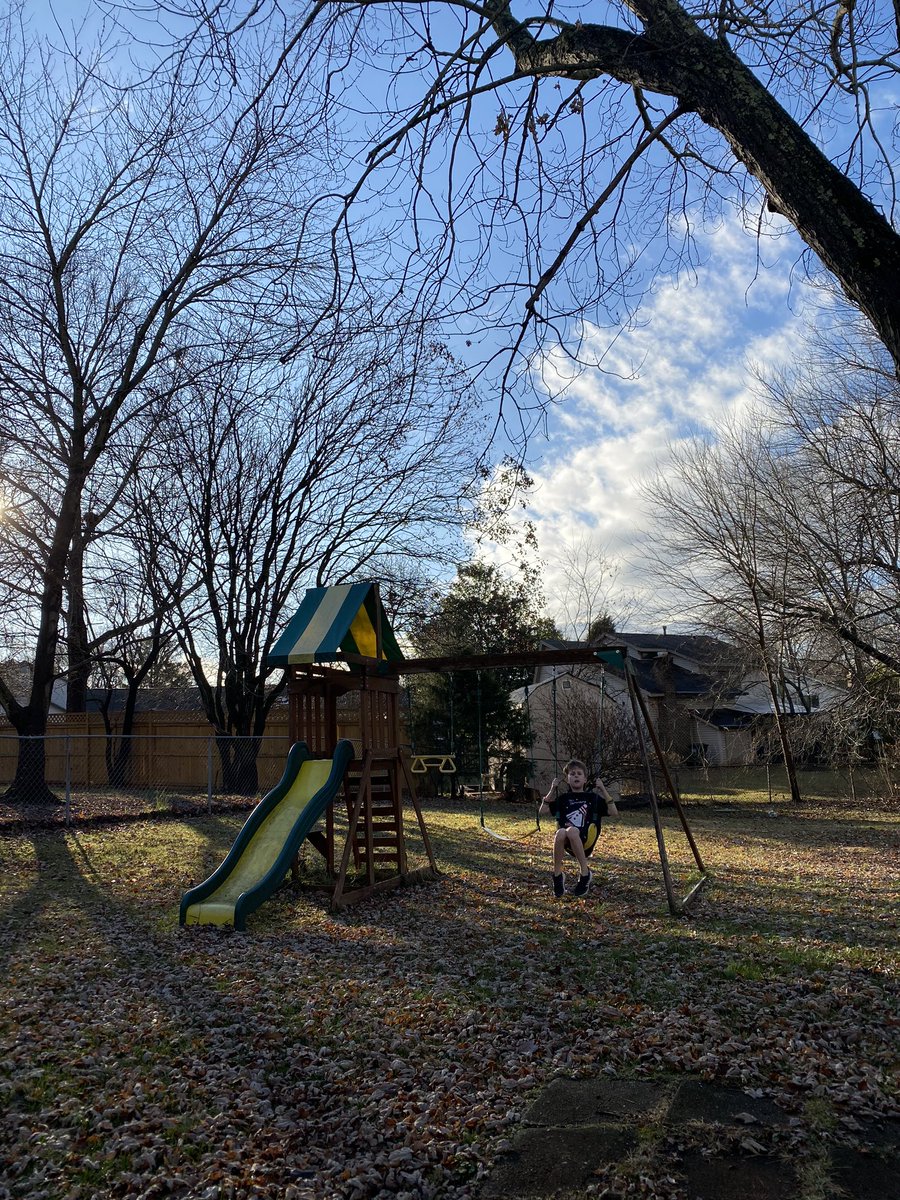 Tabatha234's tweet photo. So nice out today. 🤗 #shortsindecember #didntrakethebackyard #Obviously https://t.co/hXueZ7Y3T8