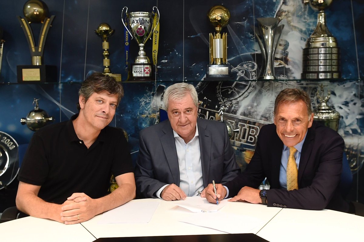 ✍ Miguel Ángel Russo firmó su contrato y es el nuevo director técnico de #Boca. 

#VamosBoca 👊