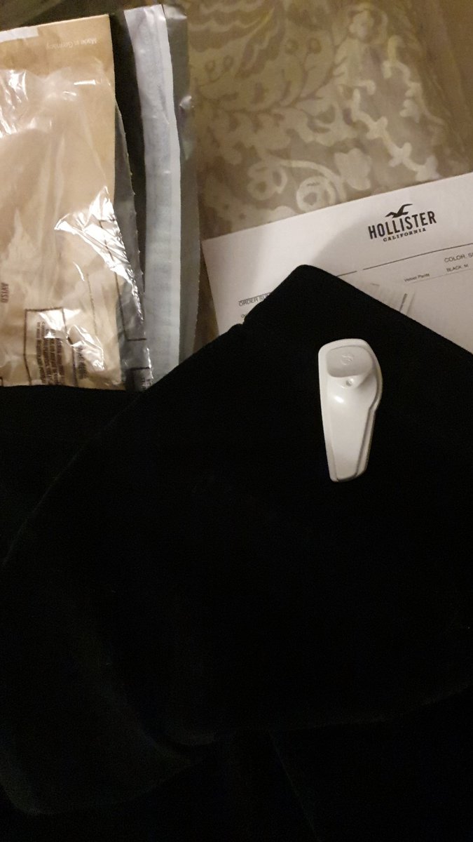 lauracoyle899's tweet photo. My daughter ordered her NYE outfit from @HollisterCo tracking information was wrong, then shes opened the package to this..... are you actually for real???? https://t.co/e0qNCzhvuI