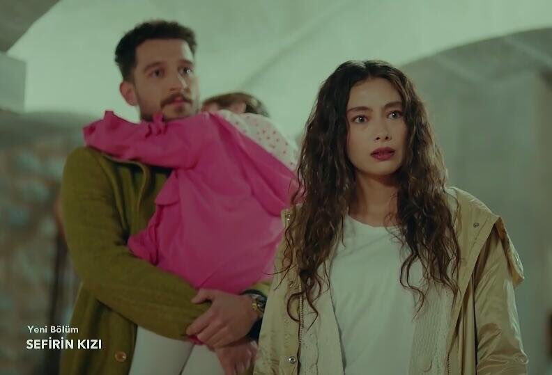thelordbizzle's tweet photo. siz böyle üçlü çok daha güzelsiniz nare umarım yakında gözünün önündeki sana aşkla bakan bu adamı görürsün #SancarınNaresi https://t.co/njloxwKihU