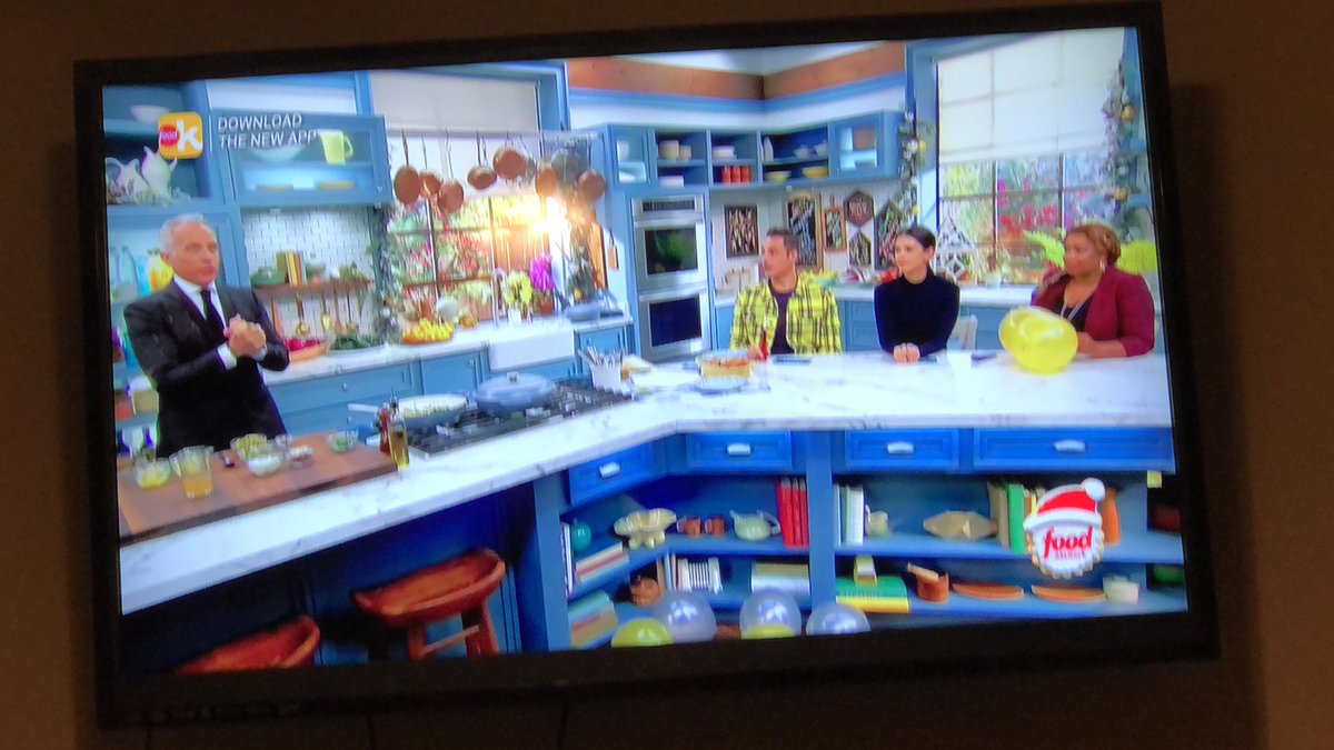 HopeRennels's tweet photo. Seriously my favorite thing about breaks. Watching The Kitchen while laying in bed with my pup. If only they delivered! Getting hungry over here! 😋#TheKitchen  @SunnyAnderson @JeffMauro @KatieLeeKitchen @gzchef https://t.co/H5xdib2prN