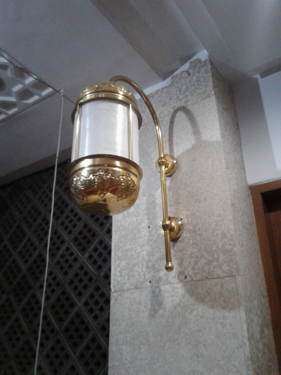oktarvn's tweet photo. @andihiyat Akusara Copper Brass

Menerima order segala macam Kerajinan Tembaga &amp; Kuningan seperti lampu gantung, kaligrafi, wall decor, pintu nabawi, bathtube, lampu robyong, dll. Bisa custom order, no minimal order. Please WA +6282223683734 #TumangMendunia https://t.co/QdldLJTBlG