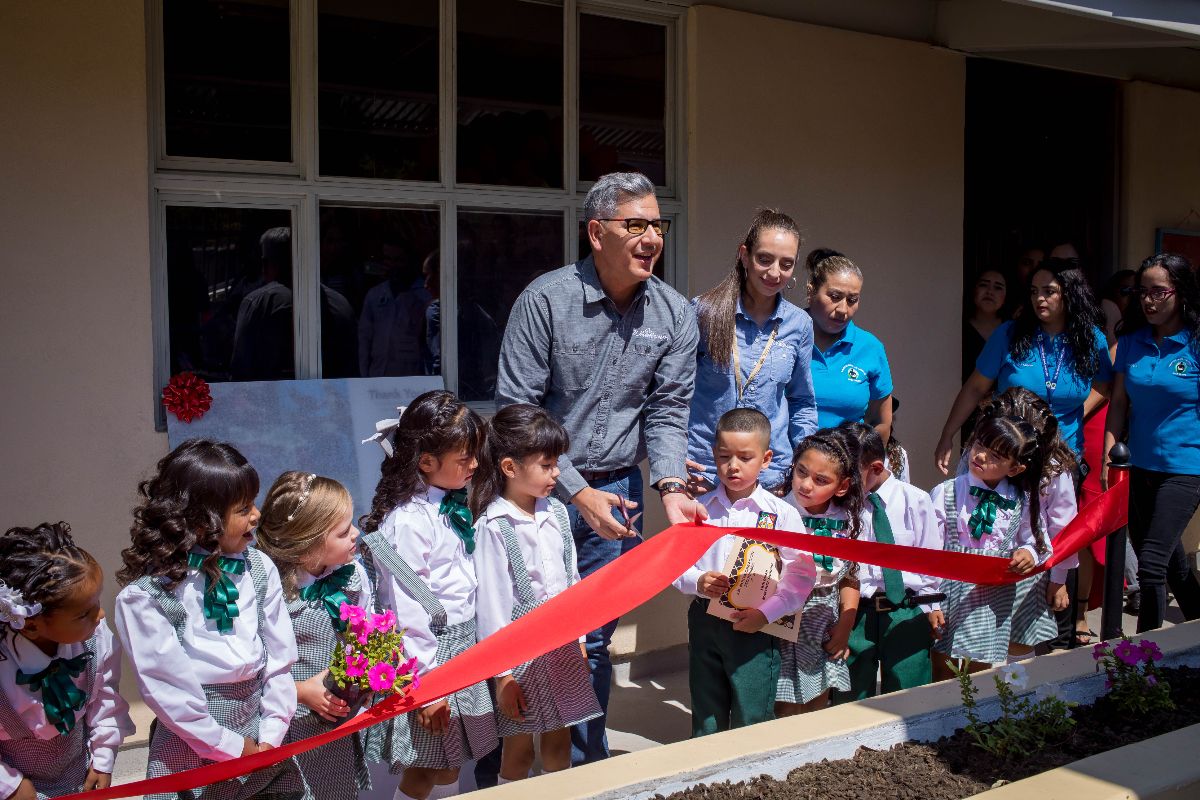 WholesumHarvest's tweet photo. One of the most rewarding moments of 2019 was getting to roll up our sleeves to help build a kitchen for the local kindergarten in our farming community of Los Janos! This Fair Trade project brings students free nutritious lunches in a safe and comfortable space. #grownforgood https://t.co/A9iCEHwSPF