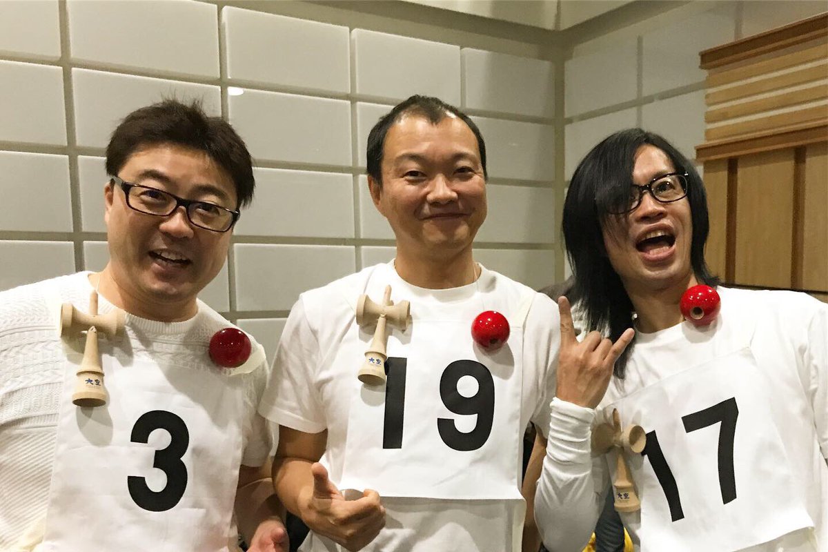 lukefujiwara's tweet photo. NHK紅白歌合戦初出場!
#三山ひろし さんとギネスに挑戦する #けん玉ヒーローズ のミュージシャンチームで参加、私は19番目!
けん玉で盛り上がって良い年を迎えましょう!
#firejapan #zawashop #全日本ハードコアけん玉連合 #lukefujiwara #幡ヶ谷再生大学けん玉倶楽部 #紅白歌合戦 #けん玉 #kendama https://t.co/vrTNgTCsvN