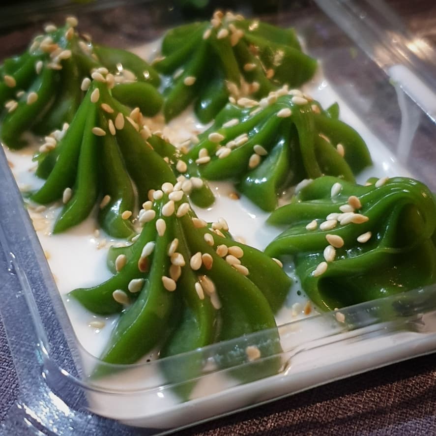 earthperspect's tweet photo. ช่วง อร่อยตามIG 
ร้าน #หยกสด @yoksodbaitoeyig
พอดีผ่านไปเดอะมอลล์งามวงศ์วานเลยได้ลองซื้อมากิน อร่อย ไม่หวานกำลังดี หอมใบเตยและกะทิ  ฟินนน
กล่องละ 40 บาท นะจ๊ะเด็กๆ 
@aroii @aroiipaiadk #อร่อยบอกต่อ #รีวิวขนม https://t.co/sjRvuiRcAY