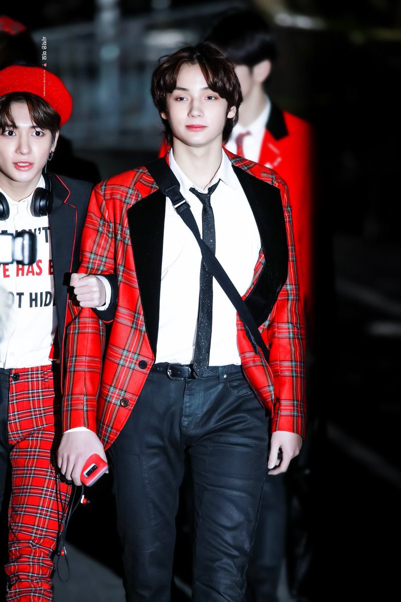Tyunning1's tweet photo. This really fit him , baby Kai looks so handsome and the proportions of  his body ugh , that broad shoulders him 🥺 @TXT_members #HUENINGKAI https://t.co/d9nJ3N1jlm