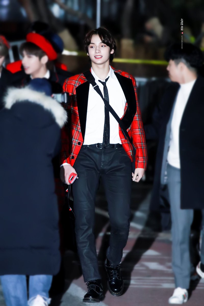 Tyunning1's tweet photo. This really fit him , baby Kai looks so handsome and the proportions of  his body ugh , that broad shoulders him 🥺 @TXT_members #HUENINGKAI https://t.co/d9nJ3N1jlm