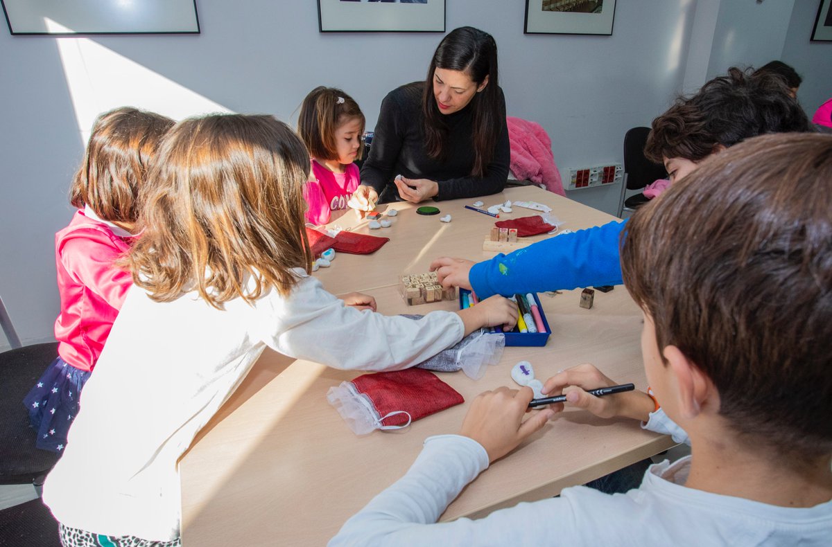 Cajasol's tweet photo. En @Cajasol #Huelva seguimos viviendo una #Navidad de cuento con @AbracadabraLIJ. En la previa de #Nochevieja las familias participan en 'El saco de los cuentos' https://t.co/nrhDfAVHbW #GozosFCajasol https://t.co/XzR96KLZuL