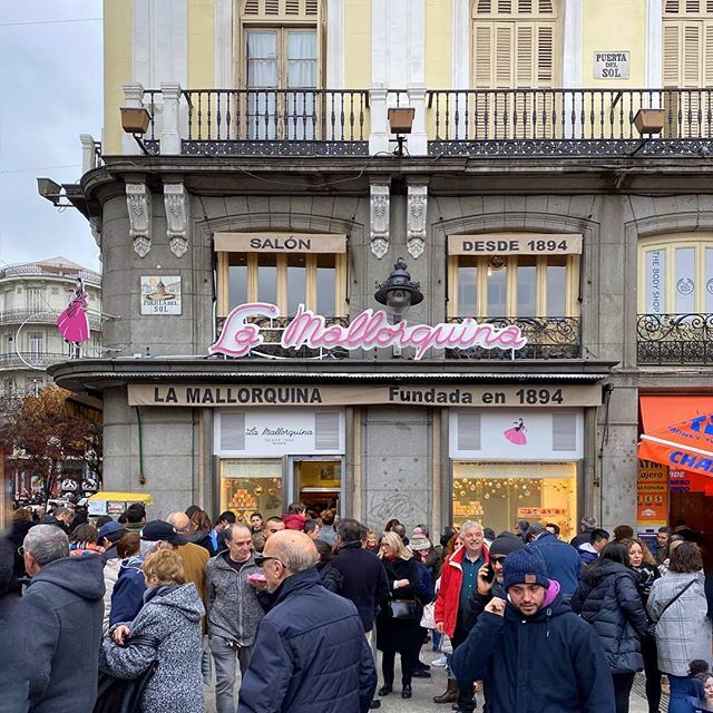 Aquí se peregrina casi tanto como a Lourdes, y eso que esta pastelería está inspirada en una isla.... 🏝️
⠀⠀⠀
Probablemente los dulces de La Mallorquina sean de los pocos que logren arrastrarme a la Puerta del Sol de Madrid en Navidad. Y sí, yo tambié… ift.tt/2MEWs5i