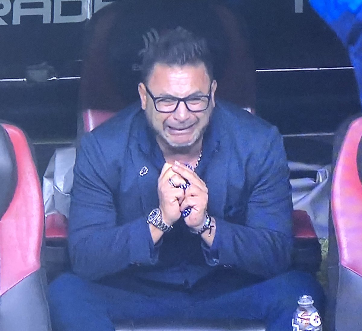 Aba_Tweet's tweet photo. Lui è Antonio Mohamed.

Ha perso un figlio 13 anni fa.

E, in punto di morte, gli promise che avrebbe vinto lo scudetto con i @Rayados di Monterrey, squadra della quale il bambino di 9 anni era tifoso.

Questa notte l’ha vinto.

Piange per quello...

Il calcio è di chi lo ama ❤️ https://t.co/1RpYfKMnJG