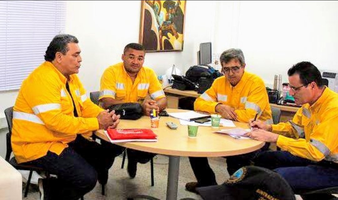 DANIELMORONVE's tweet photo. Hoy 30 de diciembre de 2019 Sintracarbón hace entrega formal del pliego de peticiones a la Multinacional Cerrejón, con este hecho se da inicio al conflicto colectivo en la mina de Carbón a cielo abierto más grande del mundo.@mglesport1 @sintracarbon  @Igorkareld https://t.co/iWqQRDogsB