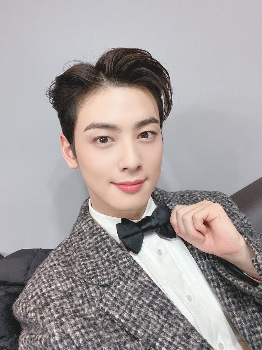 ASTRO_Staff's tweet photo. [#아스트로 #차은우]
🏆2019 MBC 연기대상🏆

이림을 아껴주시고, 항상 응원해주신 
#아로하 덕분에 받게 된 최고의 1분 커플상,
수목 드라마 우수 남자 연기상🏆
큰 사랑에 보답하고 성장하는 은우의 모습
많이 기대해주시고 지켜봐주세요👀💜

#차은우_우수상_축하해
#해림이들_베스트커플상_축하해 https://t.co/FAnf63q68b