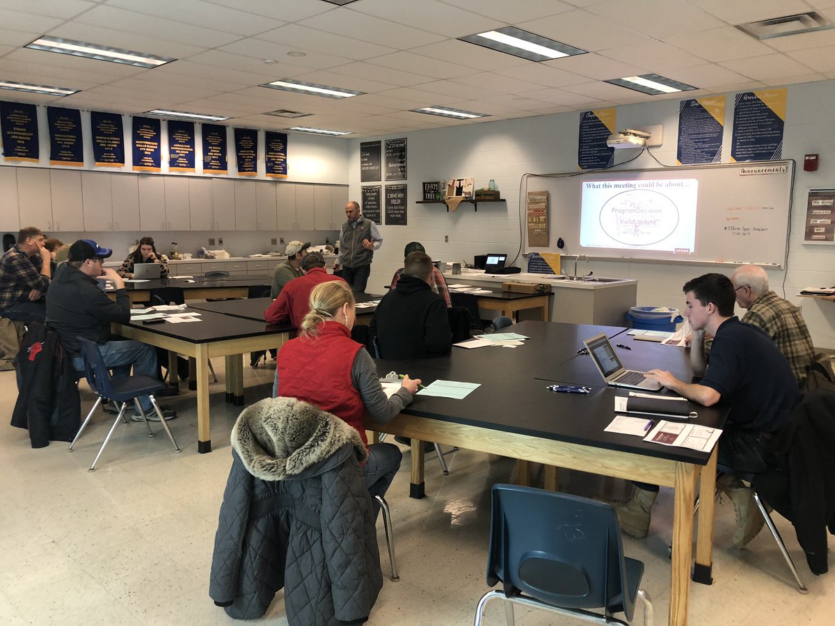 anthonywayneffa's tweet photo. Full room today for a Farm Bill educational meeting with Eric Richer and Wendy Kessler. Thanks for coming to Lucas County to share with our local farmers! https://t.co/R776NYaUNO