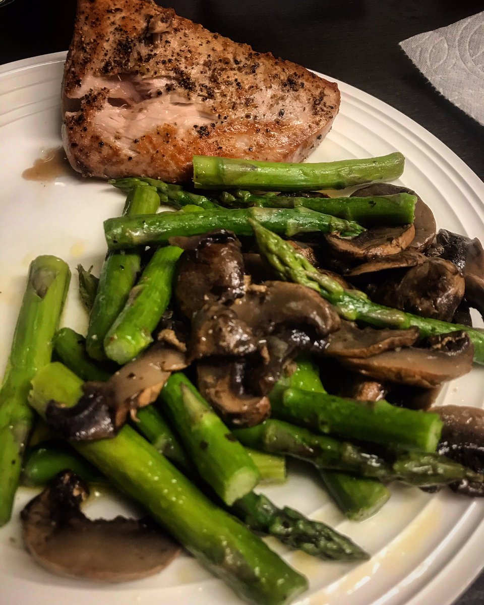 NateJamesMMA's tweet photo. Chicken with asparagus and mushrooms. #feedtheframe #glutenfree #organicfood https://t.co/Ldn48GmO40