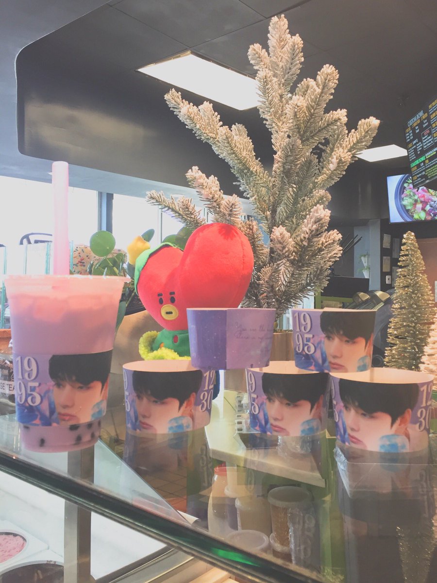 BTSmarylandARMY's tweet photo. for winter break, I went down to Florida and was lucky enough to drop by @95withloveโs taehyung cupsleeve event ๐๐ซ it was absolutely so cute! โบ๏ธ thank you for the lovely event #vantaebnORL #HappyBirthdayTaehyung #HappyTaehyungDay #HappyVDay #HappyTaetaeDay https://t.co/FWCZkrR1XF