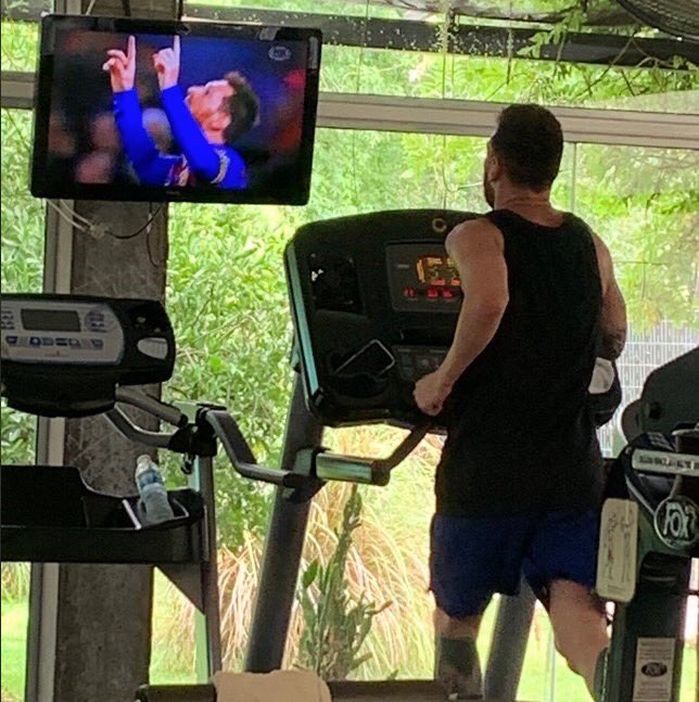 JuannDis's tweet photo. #Messi entrenando y viendo sus goles en la televisión... https://t.co/ttXcJ9yTvf