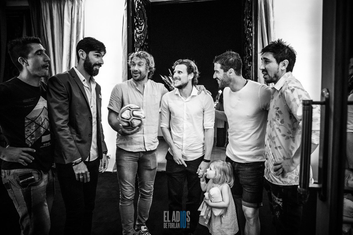 ⚽️Después del partido, en la cena, la banda de <a href="/Uruguay/">Selección Uruguaya</a> le regaló a <a href="/DiegoForlan7/">Diego Forlán</a> la pelota de <a href="/ElAdiosDeForlan/">El adiós de Forlán</a> firmada por todos. 

¡Directo para el museo del 🔟!

👋🏼😢