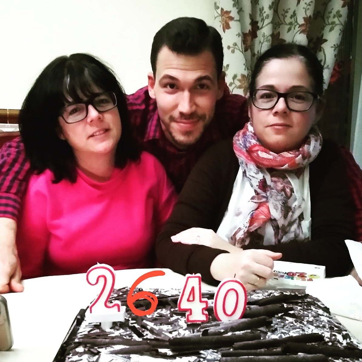 OlmoFran's tweet photo. Que bonito es seguir cumpliendo años en grupo!! A por muchos más!! #felizcumpleaños #cuarentonas #sobrinomolón #titasgemelas #Familia https://t.co/mn4L8BNRJU