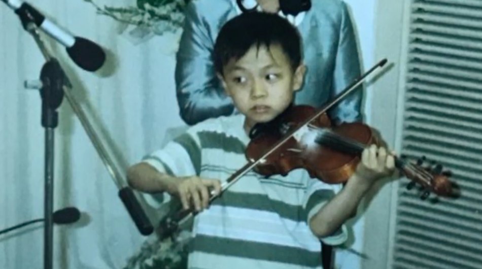 Yechan picked up the violin because of his mom. Not being great in his studies, he decided that he wanted to be a musician. He practised very hard when he was young & never gave up. But one day he 'fell ill' and got a lot of scars (from his violin journey) & gave up #신예찬  #루시