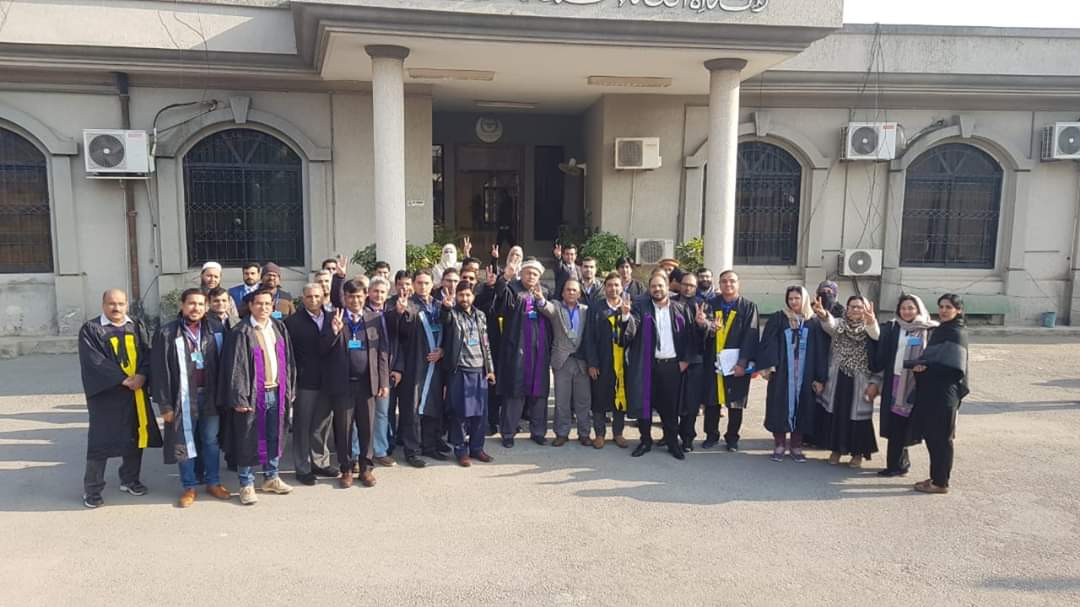 Tawab_Abbasi's tweet photo. Humaray Teachers Adalat mein because they stood for their rights. More power to nation builders ๐น
Teachers in the court due to acting management of the COMSATS UNIVERSITY ISLAMABAD . ๐ก
#COMSATSonBoycott https://t.co/mwXFCiJkqI
