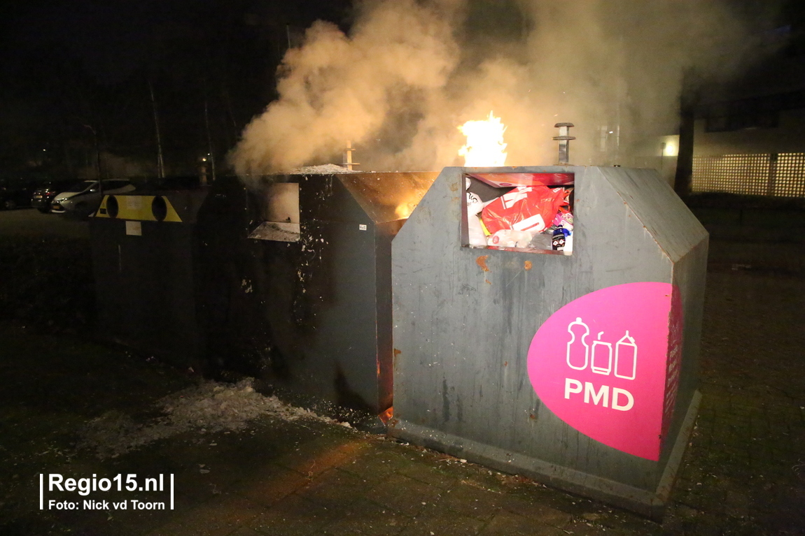 regio15's tweet photo. Op het #Grashof in #Leidschendam staan afval containers in brand. Brandweer is ter plaatste en gaan de containers blussen. https://t.co/ryMmUF6bac