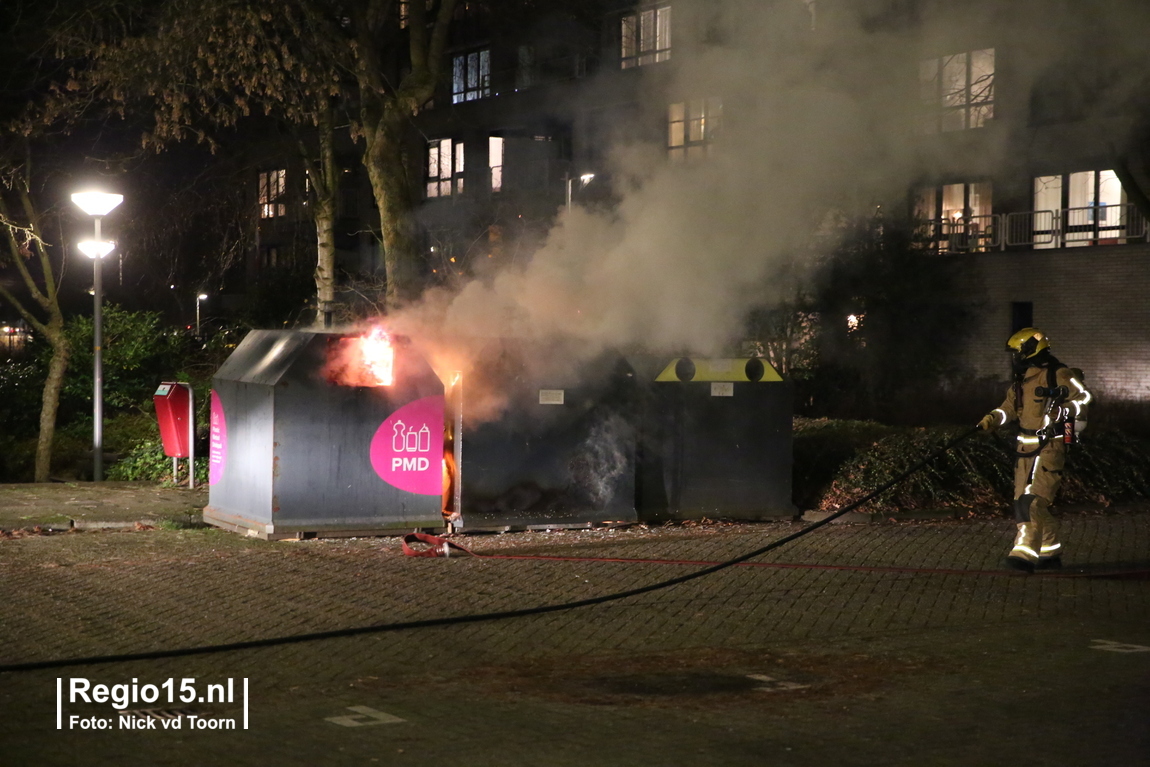 regio15's tweet photo. Op het #Grashof in #Leidschendam staan afval containers in brand. Brandweer is ter plaatste en gaan de containers blussen. https://t.co/ryMmUF6bac