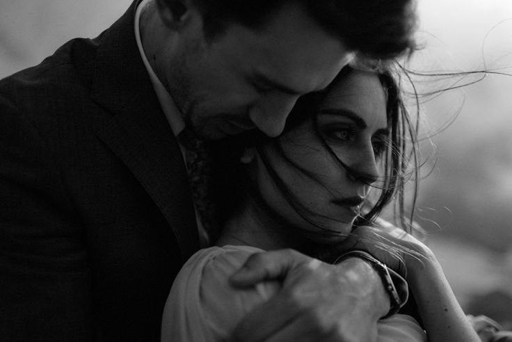 Le menti,
viaggiando in sintonia,
comandano al cuore
d'aprirsi all'ascolto.
Esso depone pian piano
ogni difesa mentre sente
che l'altro sta facendo lo stesso.
Le anime, da estranee che erano
cominciano a conoscersi a fidarsi
e s'abbandonano all'amore.
Ecco che nasce un sentimento